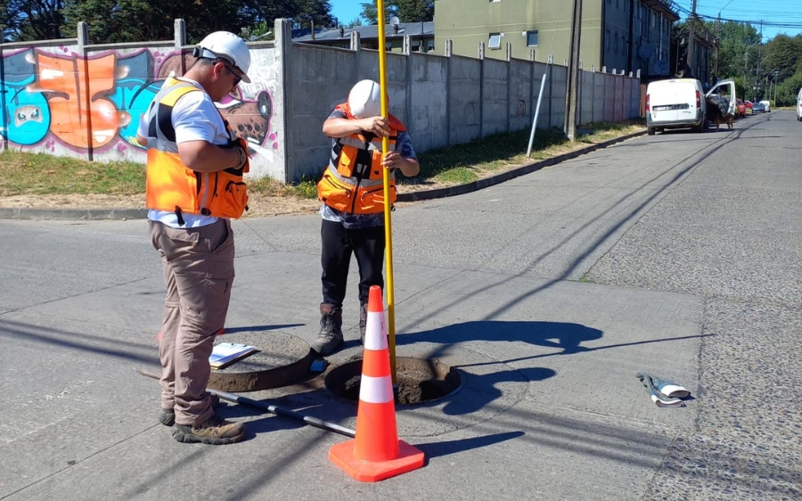 Aguas Décima ejecuta revisión de 457 cámaras de alcantarillado en Valdivia